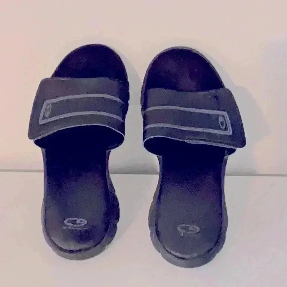 NWOT Champion Geofoam 3 Beach Sandals in Size 9